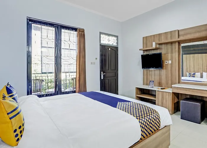 Oyo 90400 Roommate Hotel 2*